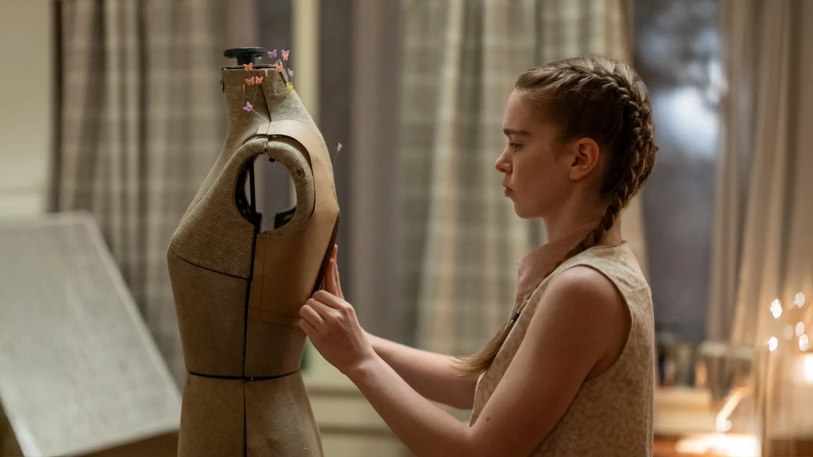 Carrie White steckt Nadeln in eine Schneiderpuppe