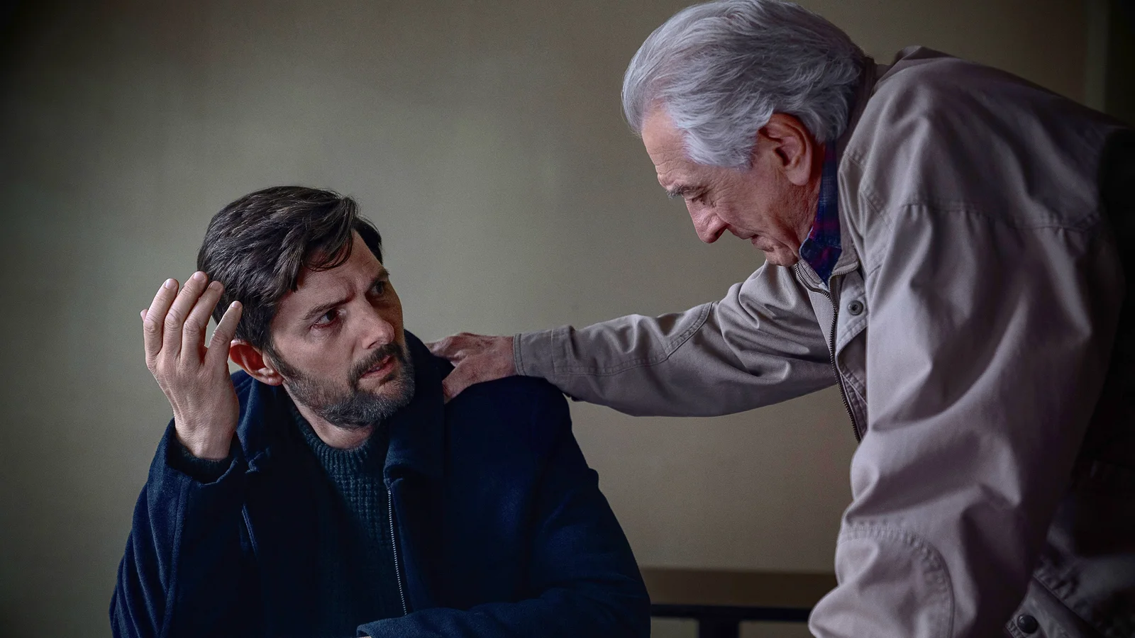 Robert De Niro legt Adam Scott in Der Kinderflüsterer die Hand auf die Schulter