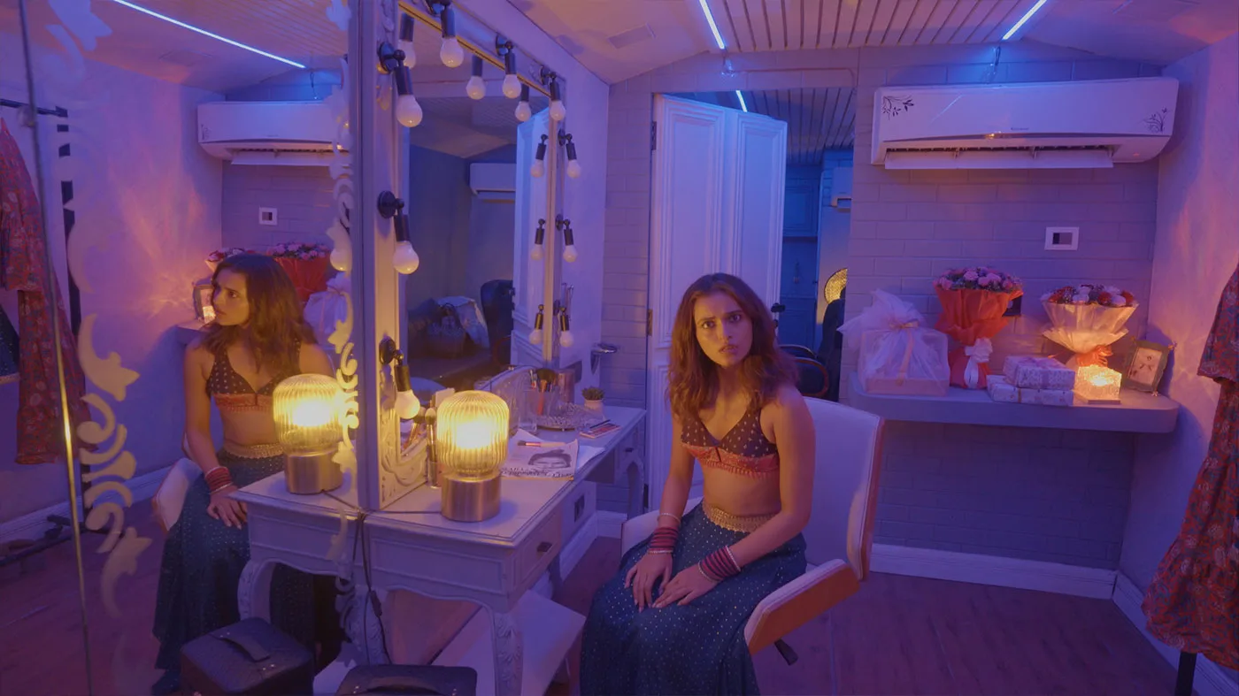 Tara im Segment Dream Girl aus V/H/S/Beyond